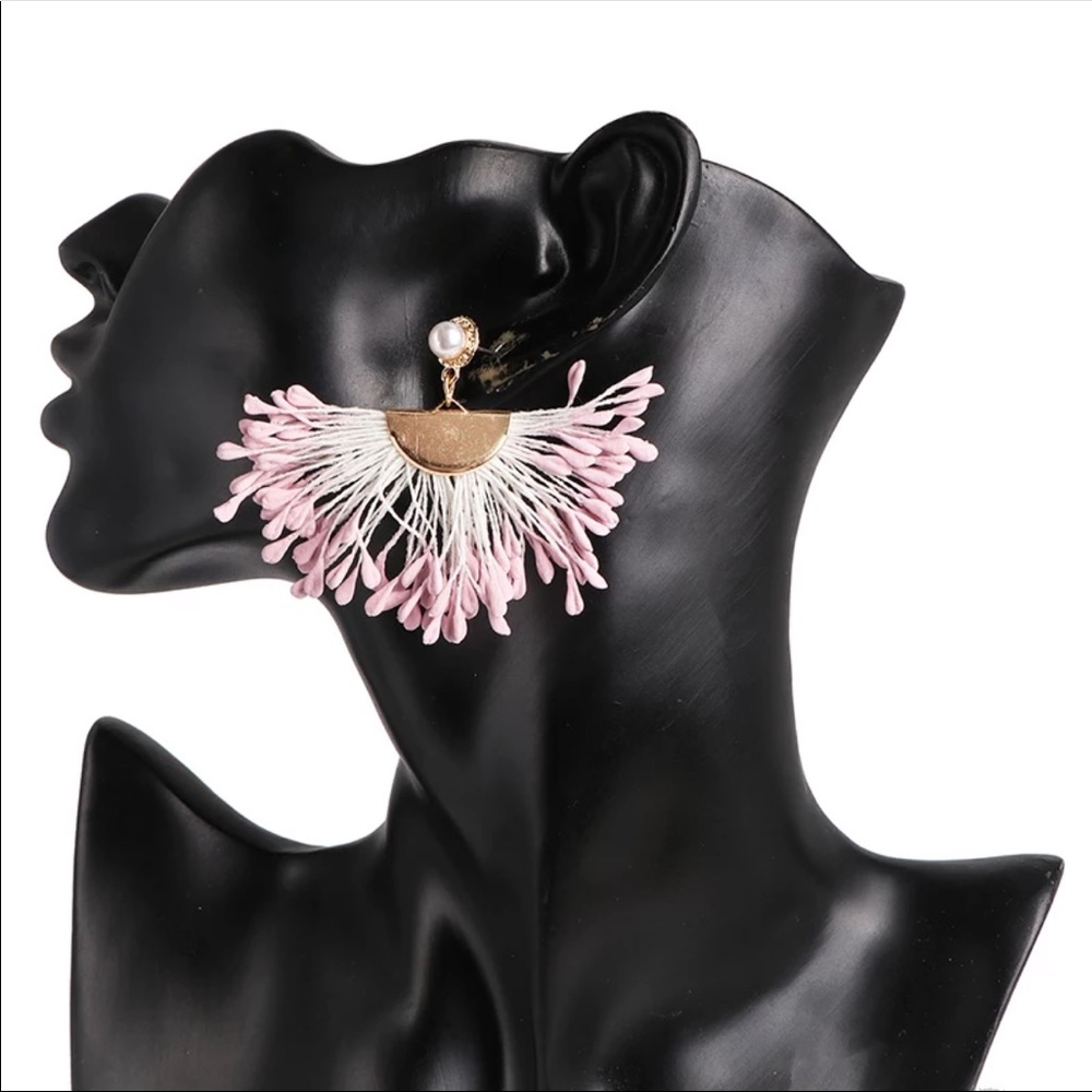 🎈🧨💗Host Pick ☄️🧨 Unique design white Hanging drop earrings - Picture 5 of 7